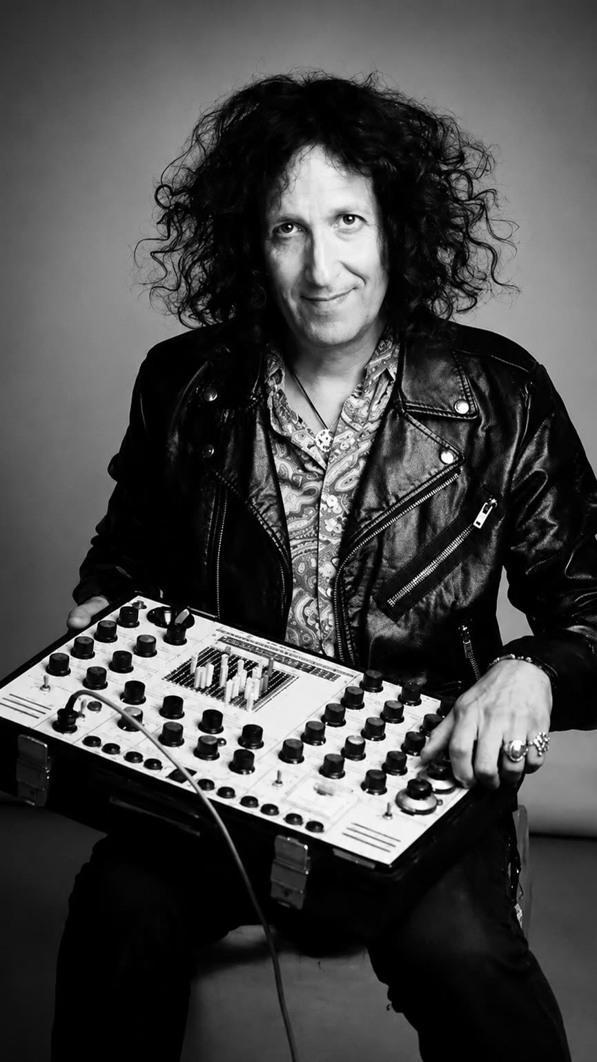 Gordon Raphael, produtor do The Strokes, em retrato preto e branco